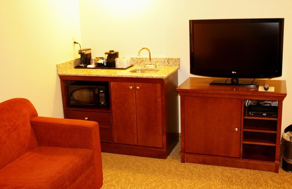 Travelodge Suites By Wyndham Regina - Eastgate Bay Экстерьер фото