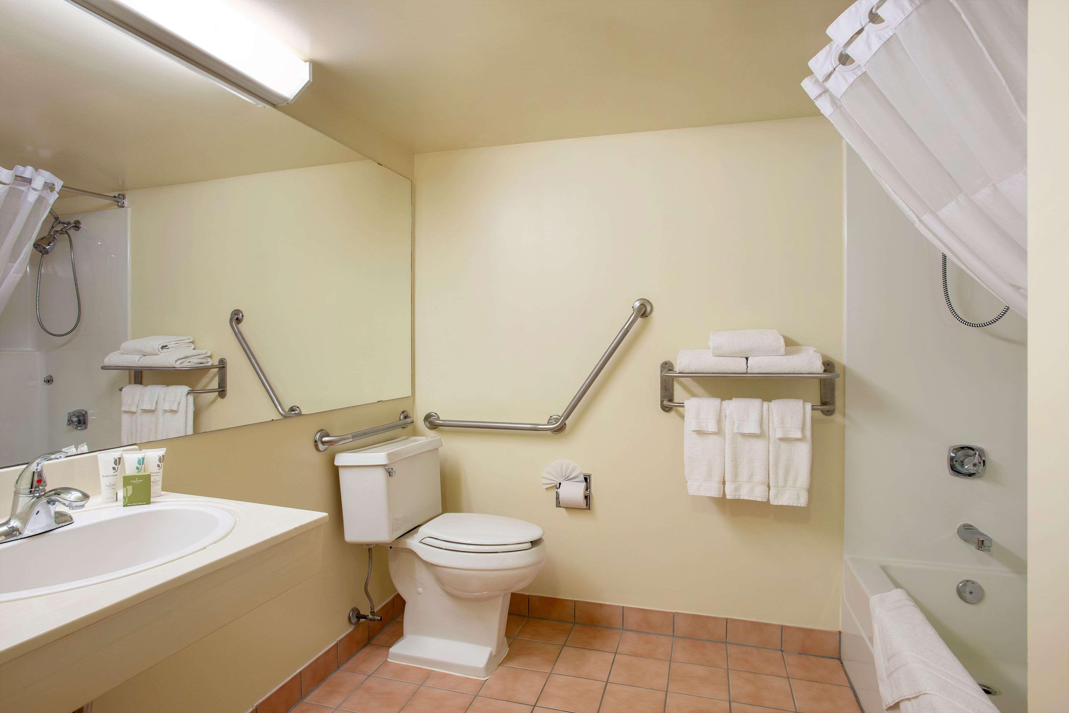 Travelodge Suites By Wyndham Regina - Eastgate Bay Экстерьер фото