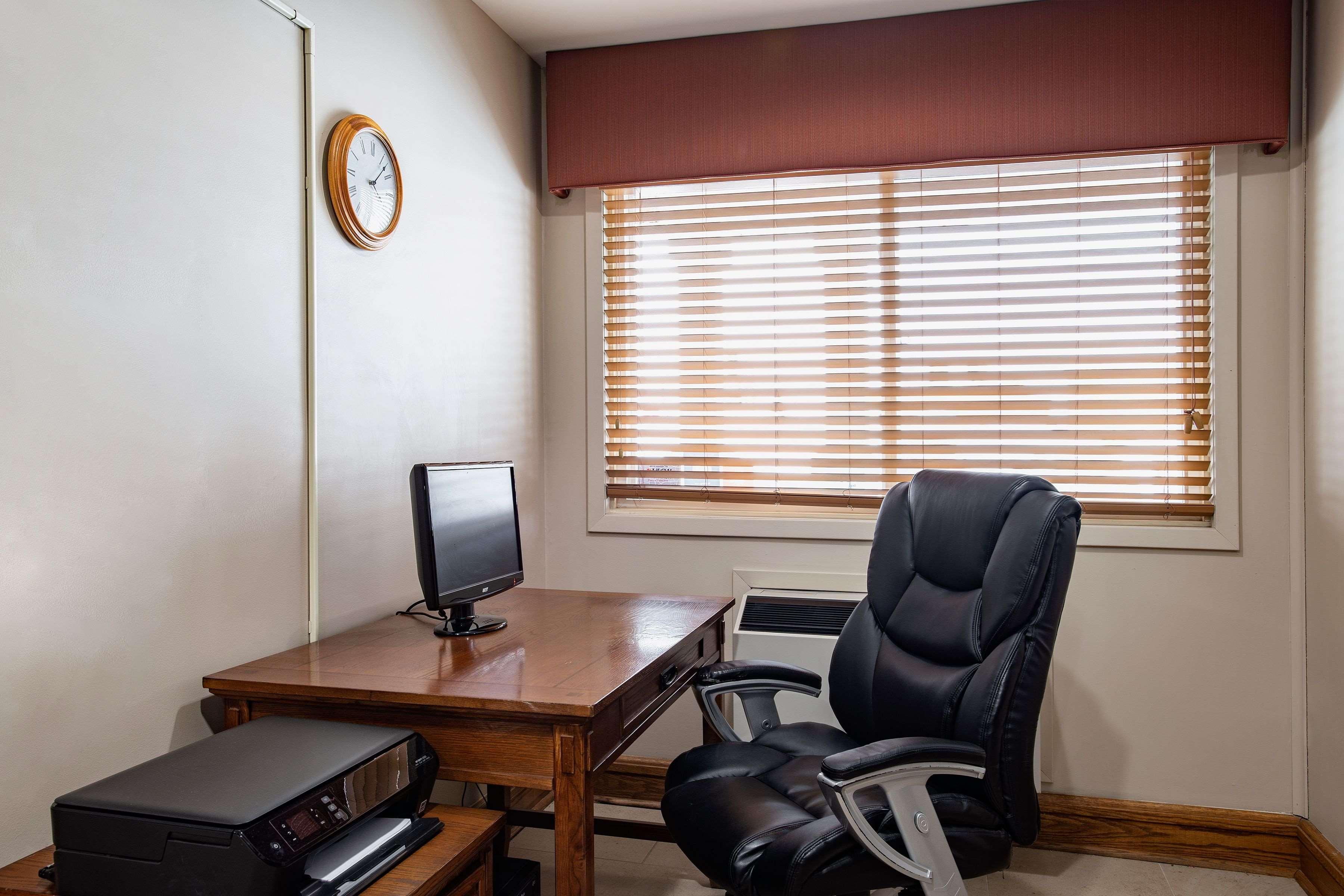 Travelodge Suites By Wyndham Regina - Eastgate Bay Экстерьер фото
